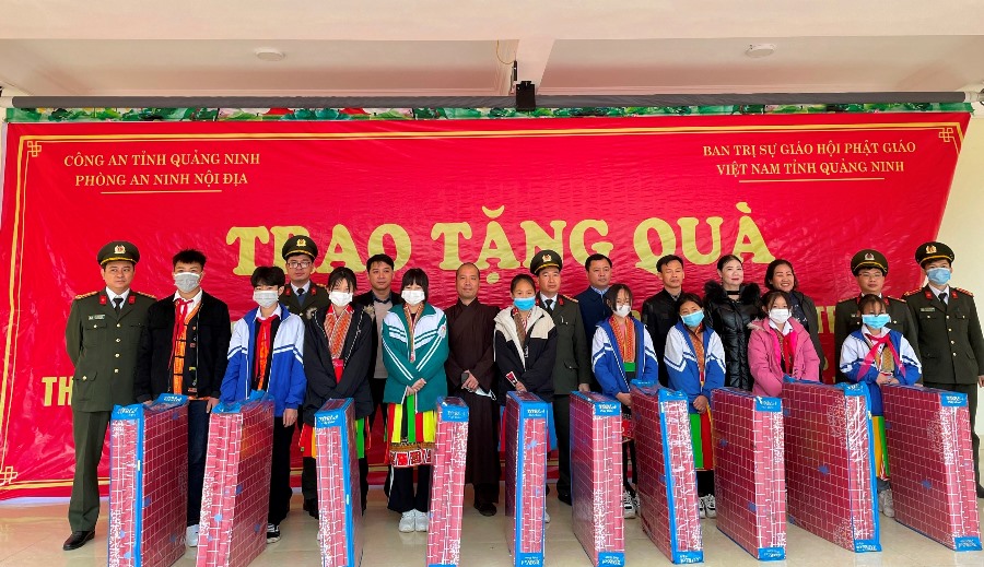 Ban Trị sự Phật giáo tỉnh trao tặng quà cho các em học sinh trường Phổ thông dân tộc bán trú 