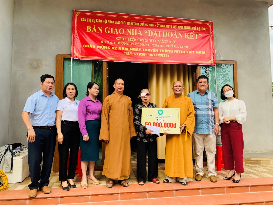 Ban Trị sự Phật giáo tỉnh Quảng Ninh trao nhà đại đoàn kết cho hộ ông Vũ Văn Từ (TP. Hạ Long) 