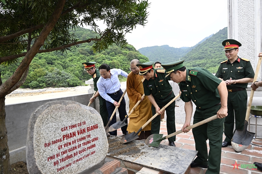 Đại tướng Phan Văn Giang dâng hương lễ Phật và trồng cây lưu niệm tại chùa Trúc Lâm Đảo Trần 