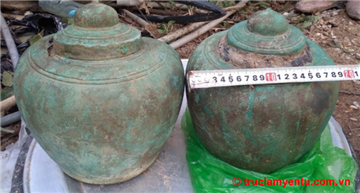 Phát hiện hai hũ kim loại cổ ở Yên Tử